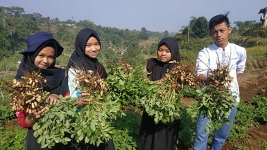 Help Dhuafa Students Become Future Millennial Farmers